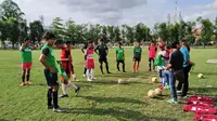 Seleksi pencarian bakat pelatihan ke Valencia yang digelar di lapangan Kottabarat, Solo (24/2/2020). (Bola.com/Vincentius Atmaja)