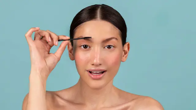 Mengenal Tren Bleached Brows, Teknik Alis yang Jadi Favorit Supermodel (photo by freepik)