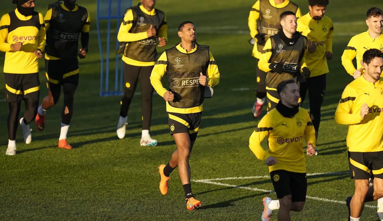 Penyerang Borussia Dortmund Sebastien Haller (tengah) berlatih selama sesi latihan terakhir di Dortmund, Jerman, Selasa (14/2/2023).  Borussia Dortmund akan menghadapi Chelsea di Signal Iduna Park pada leg pertama babak 16 besar Liga Champions 2022/2023, Kamis, 16 Februari 2023 dini hari WIB. (AP Photo/Martin Meissner)