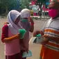 Aksi bagi-bagi masker di Pekanbaru. (Liputan6.com/M Syukur)