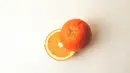 Jeruk adalah sumber vitamin C yang luar biasa. Tidak hanya sebagai antioksidan, tapi jeruk juga telah terbukti meningkatkan fokus, konsentrasi, dan memori. Vitamin C juga mendukung sistem kekebalan tubuh yang sehat. Foto: unsplash.com.