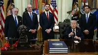 (Kiri-Kanan) Duta Besar AS untuk Israel, Mike Huckabee, Duta Besar Israel untuk AS, Yechiel Leiter, Wakil Presiden AS, JD Vance, dan Menteri Luar Negeri AS, Marco Rubio, mendengarkan saat Presiden AS, Donald Trump, berbicara selama pertemuan dengan Duta Besar Lebanon untuk AS dan Duta Besar Israel untuk AS, di Gedung Putih di Washington, DC pada 23 April 2026. Presiden AS, Donald Trump, bertemu dengan utusan Lebanon dan Israel pada putaran baru pembicaraan perdamaian Kamis, dengan Beirut meminta perpanjangan satu bulan untuk gencatan senjata yang rapuh yang akan segera berakhir. (Brendan SMIALOWSKI/AFP)