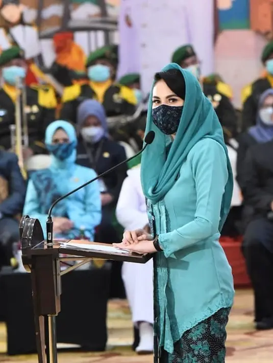 Jadi istri seorang pejabat, di beberapa momen Arumi Bachsin menggunakan pakaian resmi seperti kebaya dalam beberapa kunjungan kerja atau acara. Penampilan wanita 28 tahun ini ketika berkebaya banjir pujian netizen.(Liputan6.com/IG/@arumibachsin_94)