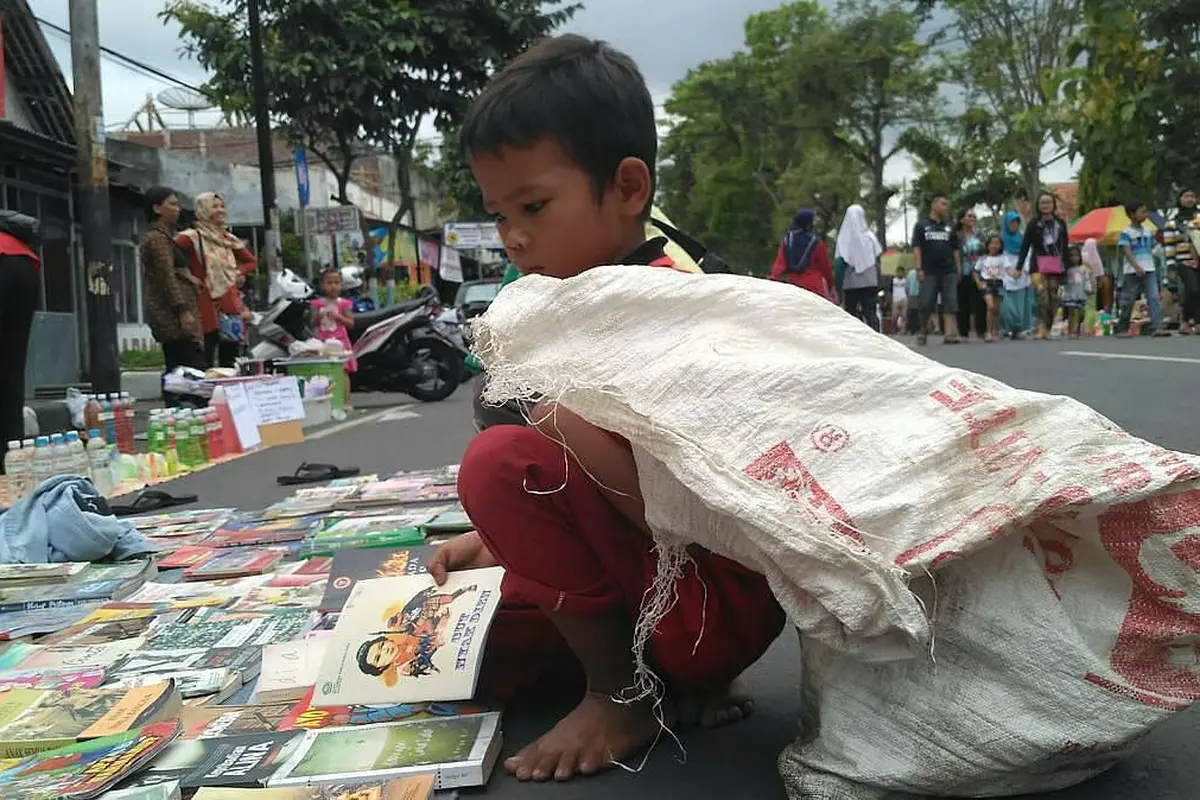 Dua Bocah Ini Buktikan Minat Baca Dikalangan Anak-Anak Masih Ada