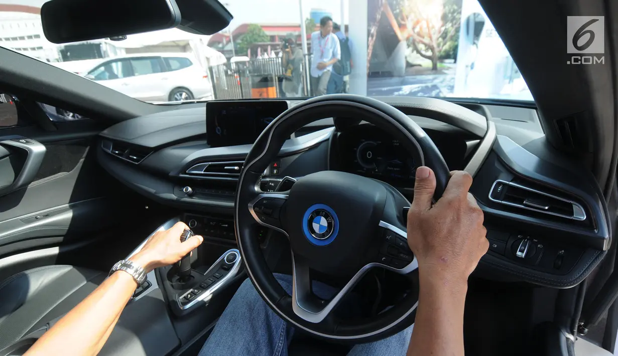 Tampilan dalam mobil listrik BMW i8 Wallbox Plus saat akan test drive di IIMS 2018, Jakarta, Jumat (20/4). BMW i8 Wallbox Plus akan mengikuti Festival Mobil Listrik di IIMS 2018. (Merdeka.com/Dwi Narwoko)