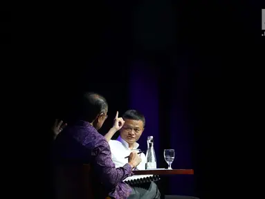 Presiden Bank Dunia Jim Yong kim bersama Pendiri Alibaba Group Jack Ma dalam diskusi panel “Disrupting Development” Pertemuan IMF-Bank Dunia di Nusa Dua, Bali pada Jumat (12/10). (Liputan6.com/Angga Yuniar)