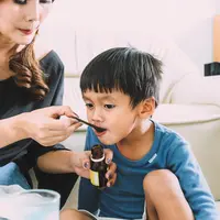 Ilustrasi anak minum obat sirup (Foto: Shutterstock)