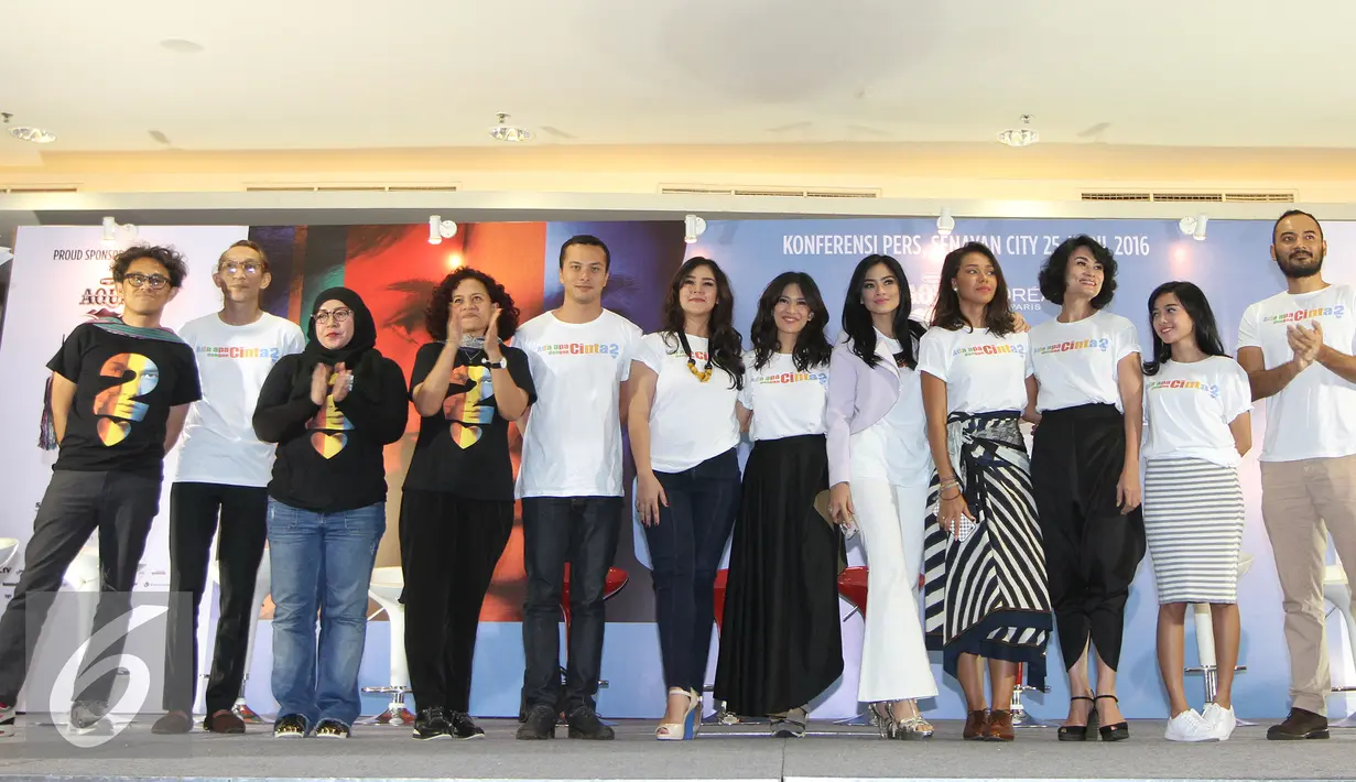 Konferensi pers AADC 2 di Jakarta, Senin (25/4). Senjata pertama AADC 2 untuk menarik penonton adalah faktor kedekatan. (Liputan6.com/Herman Zakharia)