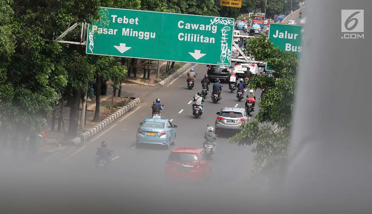 Plang penunjuk arah lalu lintas yang dihiasi coretan di kawasan Pancoran, Jakarta, Rabu (15/2). Meskipun berada cukup tinggi, plang tersebut tidak luput dari tangan tidak bertanggung jawab yang melakukan aksi vandalisme. (Liputan6.com/Immanuel Antonius)