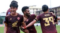 Pemain PSM Makassar merayakan gol yang dicetak oleh Kenzo Nambu ke gawang Arema FC pada laga BRI Liga 1 di Stadion PTIK, Jakarta, Sabtu (4/2/2023). PSM Makassar menang dengan skor 1-0. (Bola.com/M. Iqbal Ichsan)
