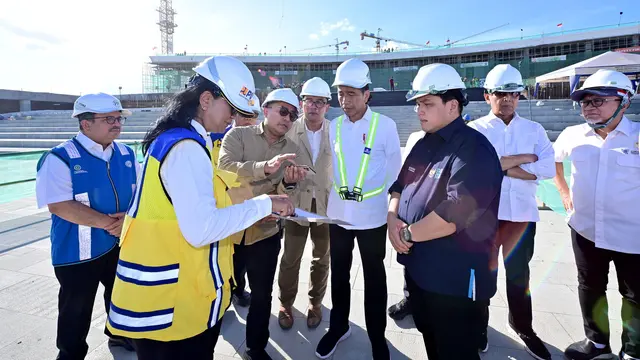 Presiden Jokowi meninjau langsung lapangan upacara berikut Istana Presiden di Kawasan IKN.