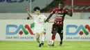 Gelandang berkebangsaan Jepang itu memang termasuk pemain yang tampil konsisten selama kompetisi. Dia menjadi fenomena lantaran langsung moncer bersama Bajul Ijo di musim perdananya berlaga di BRI Liga 1. (Bola.com/M Iqbal Ichsan)