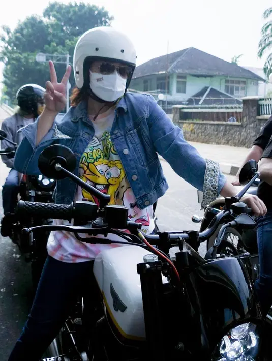 Ayu Natasya rupanya punya hobi naik moge lho [instagram/revtiayunatasya]