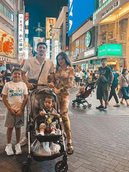 Ibu dua anak ini juga tampil dengan setelan dengan motif kecoklatan dari atasan kemeja panjang dipadukan skirt panjang dan sandalnya. [@inijedar]