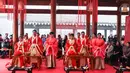 Pasangan pengantin mengikuti sebuah upacara pernikahan tradisional yang diadakan di Guiyang, ibu kota Provinsi Guizhou, China barat daya, pada 16 November 2020. (Xinhua/Ou Dongqu)
