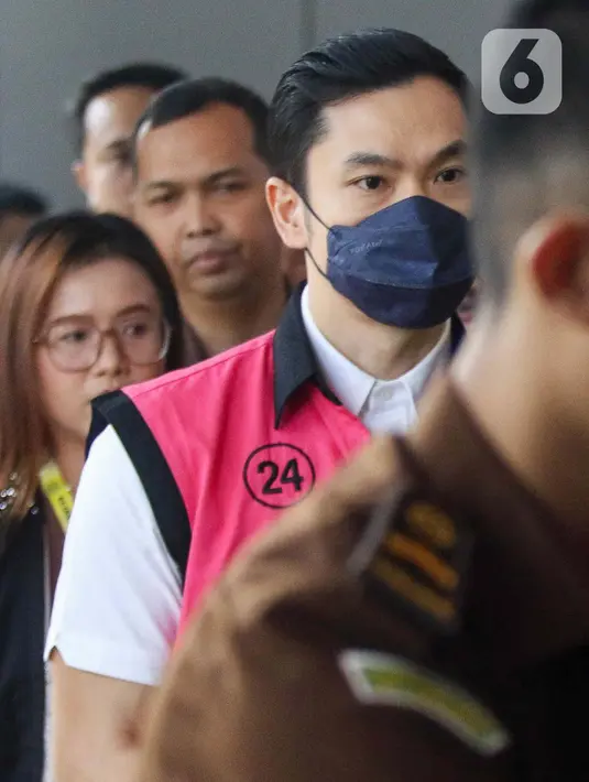 Harvey Moeis sempat melemparkan pandangannya sejenak ke arah awak media tanpa berbicara sedikitpun. (Liputan6.com/Herman Zakharia)
