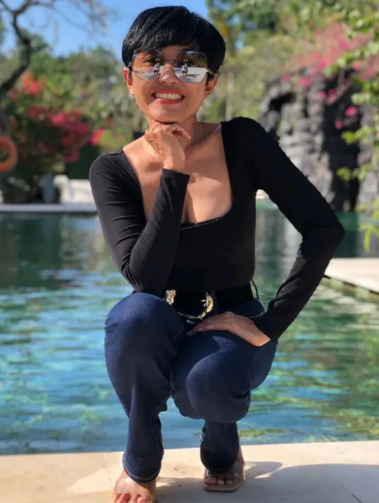 Nggak hanya cantik, Herdiana Kiehl juga memiliki gaya yang sangat nyentrik dan disorot oleh netizen. (FOTO: instagram.com/herdianak/)