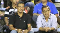 Bersama sahabat lama di tim pelatih Persela, Aji Santoso optimistis bisa perbaiki posisi Laskar Joko Tingkir. (Bola.com/Fahrizal Arnas)