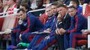 Pelatih Manchester United Louis van Gaal dan Asistennya terlihat murung saat Manchester United kebobolan menit awal Oleh Arsenal di Emirates Stadium, Minggu (04/10/2015). Arsenal menang 3-0 atas MU. (Action Images via Reuters / Carl Recine) 