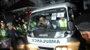 Sejumlah Ambulans keluar dari dermaga Wijayapura, Cilacap, Jawa tengah,Jumat (29/7). Eksekusi mati tahap tiga terpidana mati kasus narkoba sudah dilaksanakan di Lapangan Tembak Tunggal Panaluan Nusakambangan.(Liputan6.com/Helmi Afandi) 