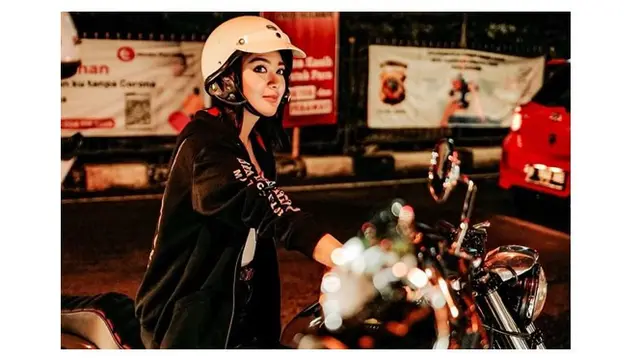 7 Potret Wika Salim saat Naik Moge, Gayanya Curi Perhatian