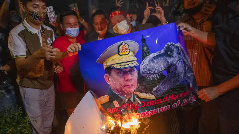 FOTO: Protes Kudeta Militer, Warga Myanmar di Thailand Bakar Gambar Jenderal Min Aung Hlaing