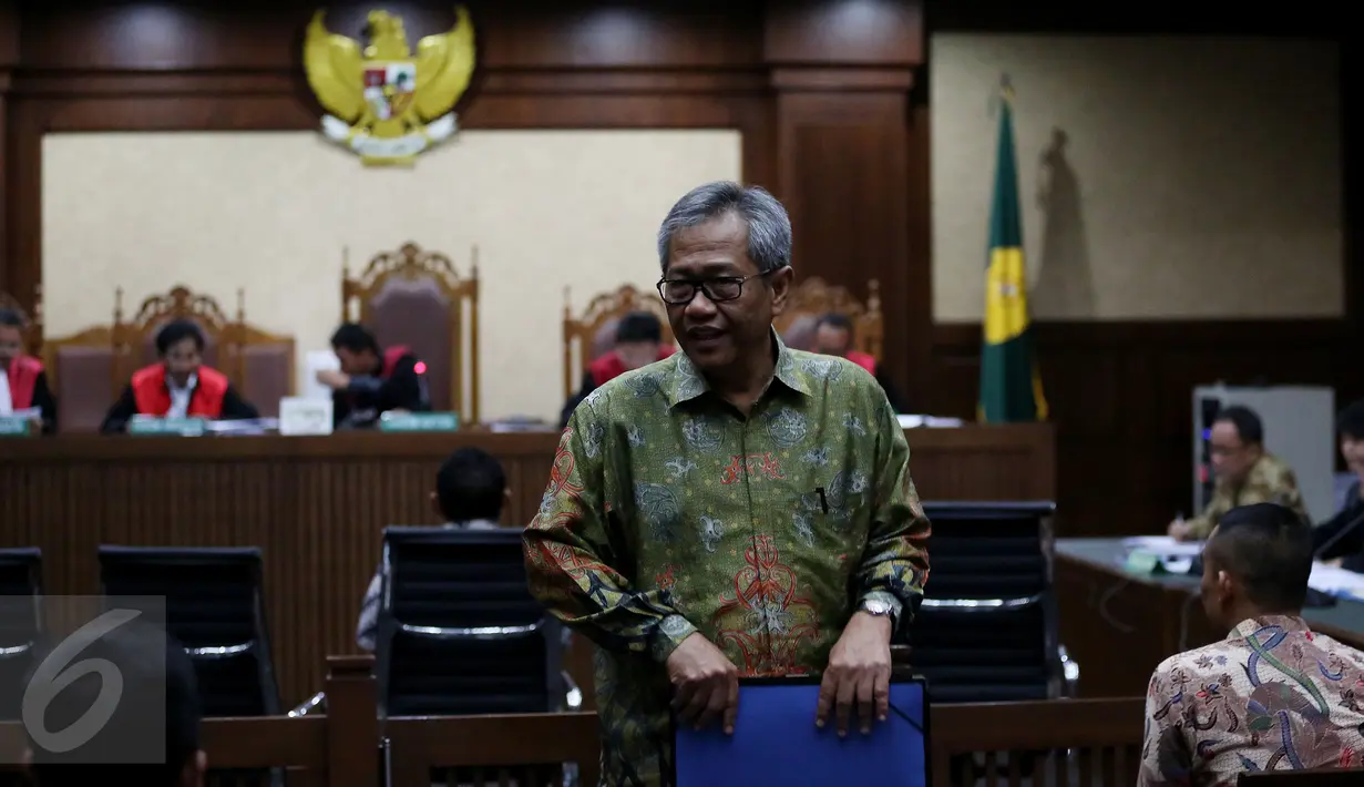 Dirut Bulog Djarot kusumayakti saat menjalani sidang di Pengadilan Tipikor, Jakarta, Selasa (15/11). Djarot bersaksi untuk kasus distribusi gula import di Sumatera Barat yang melibatkan ketua DPD Irman Gusman. (Liputan6.com/Johan Tallo)