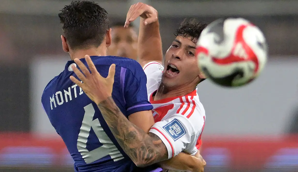Bek Timnas Argentina, Gonzalo Montiel (kiri) berebut bola dengan gelandang Peru, Franco Zanelatto pada laga Kualifikasi Piala Dunia 2026 Zona Conmebol di National Stadium, Lima, Peru, Rabu (18/10/2023) pagi WIB. (AFP/Ernesto Benavides)