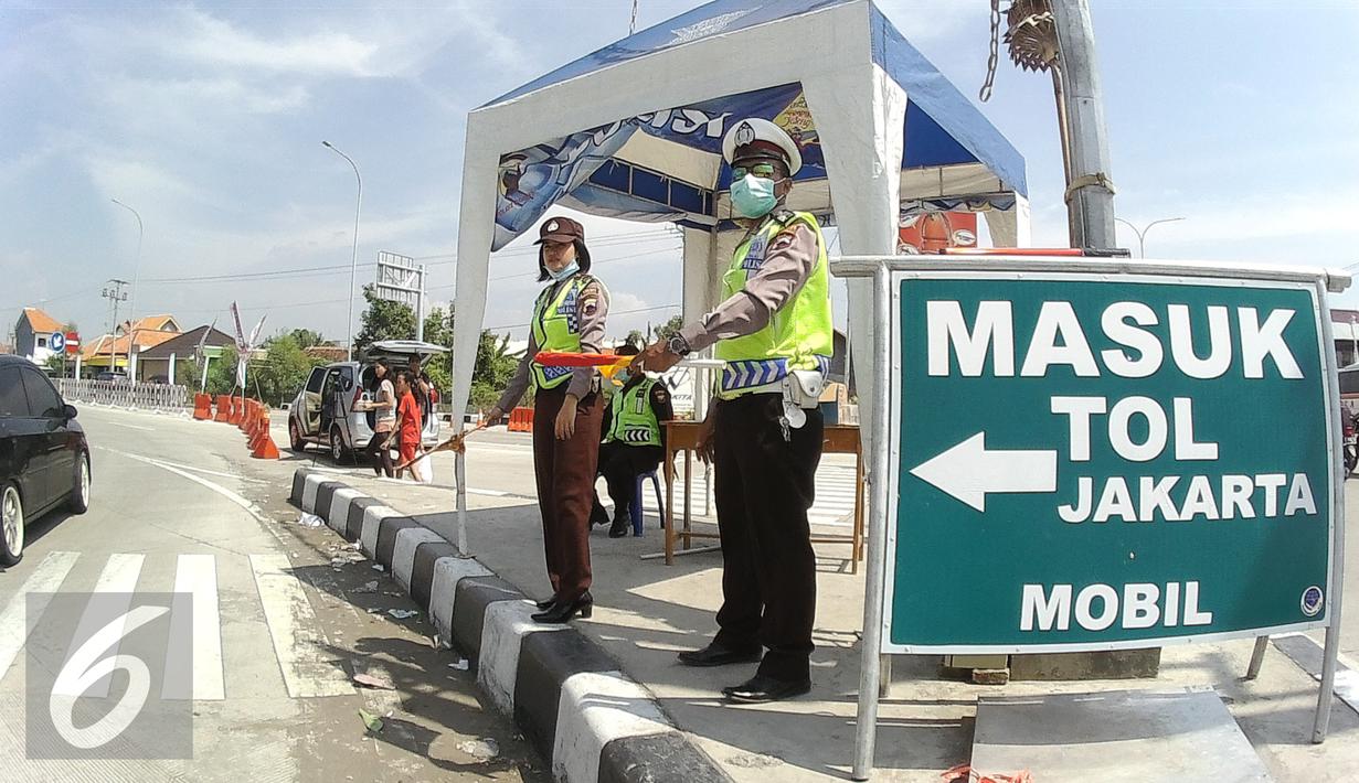 Petugas mengatur lalu lintas usai makan siang di pos pengamanan 06 exit tol Brebes Timur, Jawa Tengah, Sabtu (9/7). (Liputan6.com/Herman Zakharia)