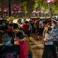 Pasangan mengenakan masker menari di sebuah taman di sebelah Sungai Yangtze, Wuhan, provinsi Hubei tengah China (12/5/2020). China melaporkan tidak ada infeksi virus corona domestik baru pada 12 Mei. (AFP/Hector Retamal)