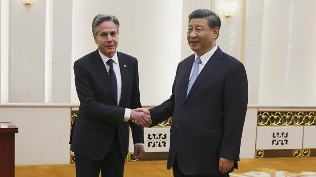 Menteri Luar Negeri Amerika Serikat Antony Blinken dan Presiden China Xi Jinping saat keduanya bertemu di Balai Agung Rakyat, Beijing, Senin (19/6/2023). (Dok. Leah Millis/Pool Photo via AP)