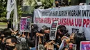 Pengunjukrasa dari Serikat Buruh Migran Indonesia membentangkan spanduk dan poster di Kementerian Ketenagakerjaan, Jakarta, Rabu (18/12/2019). Aksi  memperingati Hari Buruh Migran Internasional itu mendesak Negara bertanggung jawab atas perlindungan hak buruh migran. (Liputan6.com/Faizal Fanani)