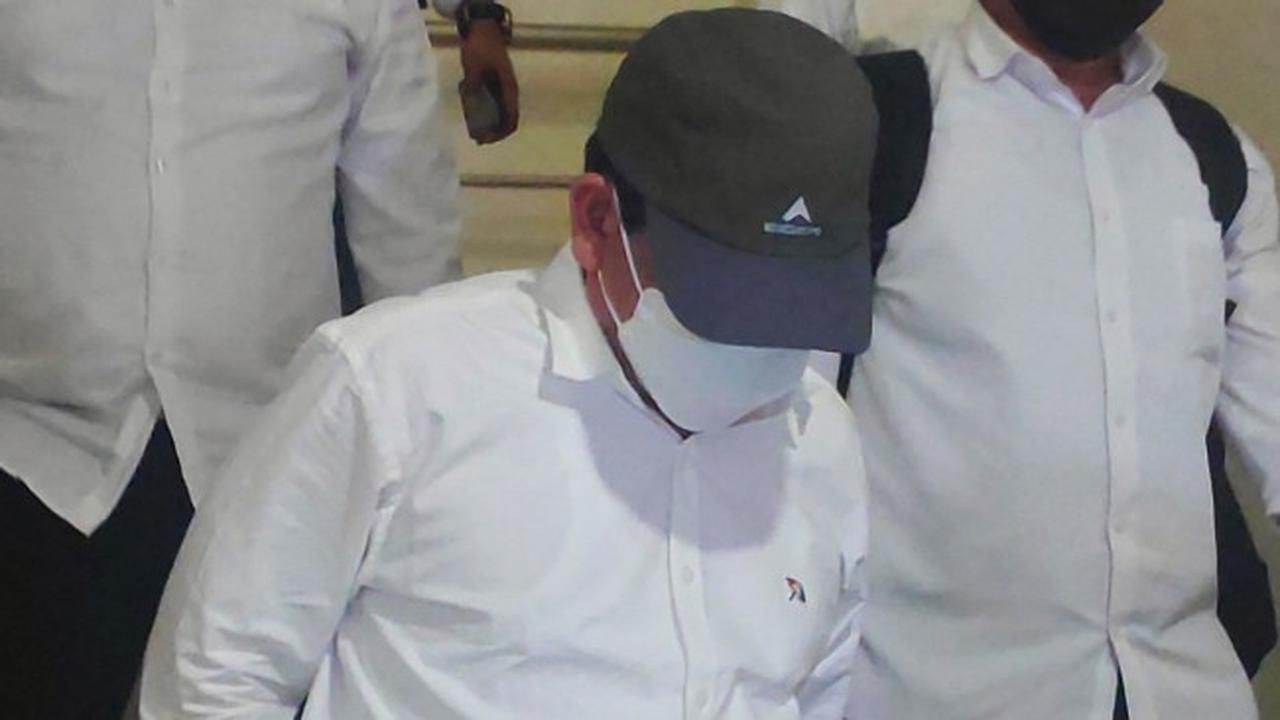 Dekan Fisipol Universitas Riau SH keluar dari ruang pemeriksaan Polda Riau terkait pelecehan mahasiswi.