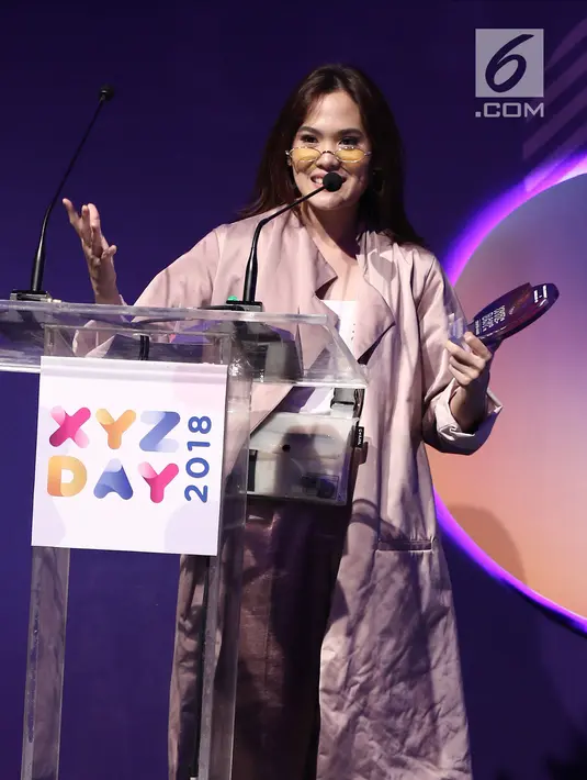 Musisi Sherly Sheinafia memberi sambutan saat menerima penghargaan best creator for music saat acara XYZ Day 2018 di The Hall Senayan City, Jakarta, Rabu (25/4). (Liputan6.com/Herman Zakharia)
