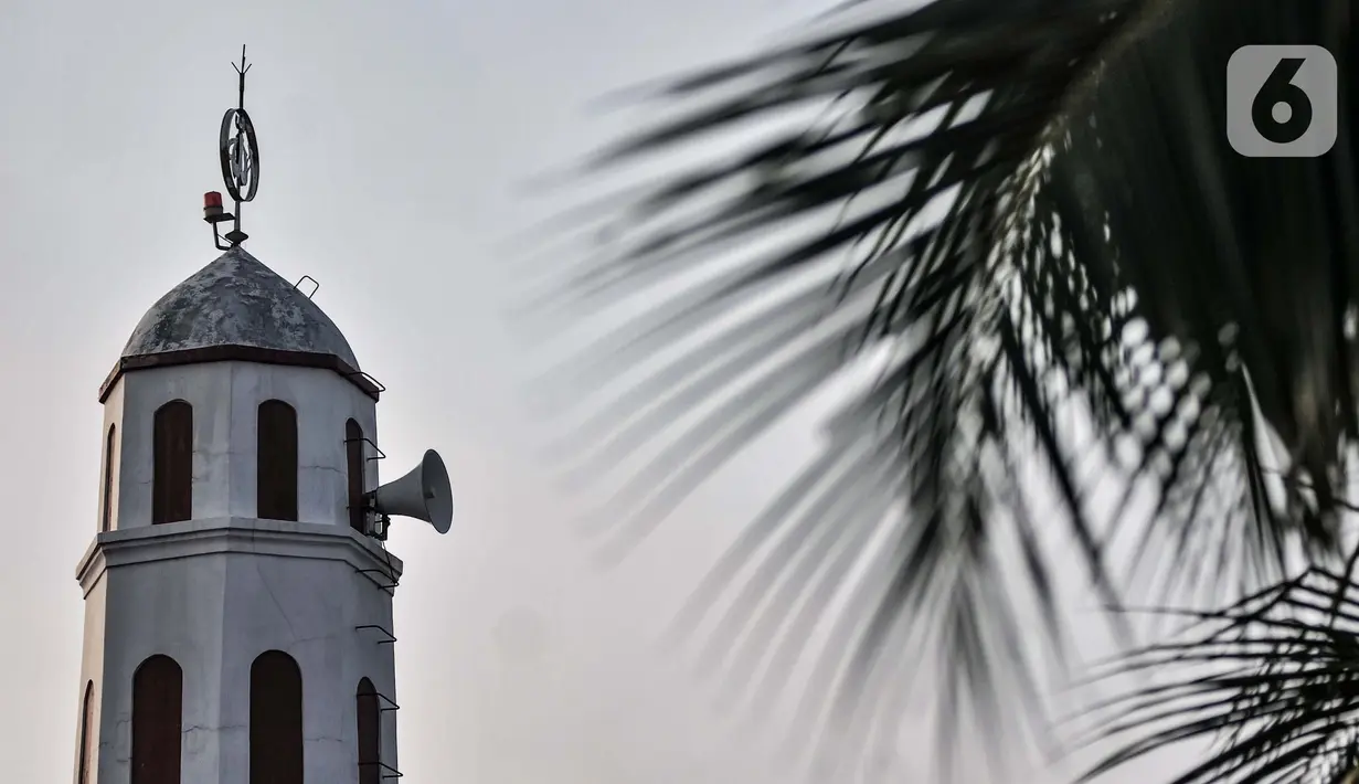 Menara masjid yang dibangun dalam pemugaran di Masjid Jami Al Alam, Jakarta, Kamis (22/4/2021). Pada 1972 di bawah kepemimpinan Gubernur Ali Sadikin, masjid ini ditetapkan sebagai Cagar Budaya, sekaligus dilakukannya pemugaran oleh Dinas Museum dan Sejarah DKI Jakarta. (merdeka.com/Iqbal S.Nugroho)