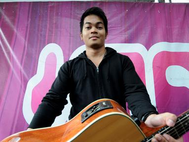 Pemenang kedua Music Video Contest, Dibya Dika berpose jelang beraksi di panggung inBox di Cibinong Square, Bogor, Kamis (29/1/2015). (Liputan6.com/Helmi Fithriansyah)
