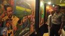 Kapolri Jenderal Badrodin Haiti melihat lukisan yang dipajang di Pameran Lukisan Dua Tanda di Hotel Sultan Jakarta, Senin (21/3/2016). Badrodin Haiti menyambut baik keberadaan Pameran Lukisan Dua Tanda. (Liputan6.com/Faisal R Syam)