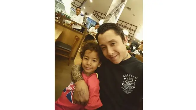 Saat menjalin rumah tangga bersama Wanda, sosoknya memang jarang tersorot media.