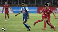 Gelandang Arema FC, Ridwan Tawainella, mengontrol bola saat melawan Persija Jakarta pada laga Liga 1 di SUGBK, Jakarta, Sabtu (31/3/2018). Persija menang 3-1 atas Arema FC. (Bola.com/Vitalis Yogi Trisna)