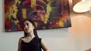 Nikita Willy juga tampil elegan dengan dress hitam slitnya, dengan aksen tali yang berbeda. Semakin akun dengan heels ber strapnya. @nikitawillyofficial94.