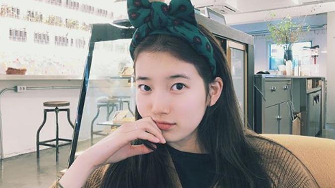Potret Suzy saat mengunjungi kafe, tetap pede meski dengan tampilan bare face. (Liputan6.com/IG/skuukzky)