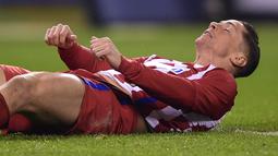Pemain Atletico Madrid, Fernando Torres terjatuh usai bertabrakan dengan pemain Deportivo La Coruna pada laga La Liga pekan ke-25 di Riazor stadium, La Coruna, (02/3/2017).  (AFP/Miguel Riopa)