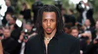 Pemain Barcelona dan Timnas Prancis, Jules Kounde, menghadiri screening film "Highest 2 Lowest" di Festival Film Cannes ke-78, 19 Mei 2025. (Valery HACHE / AFP)