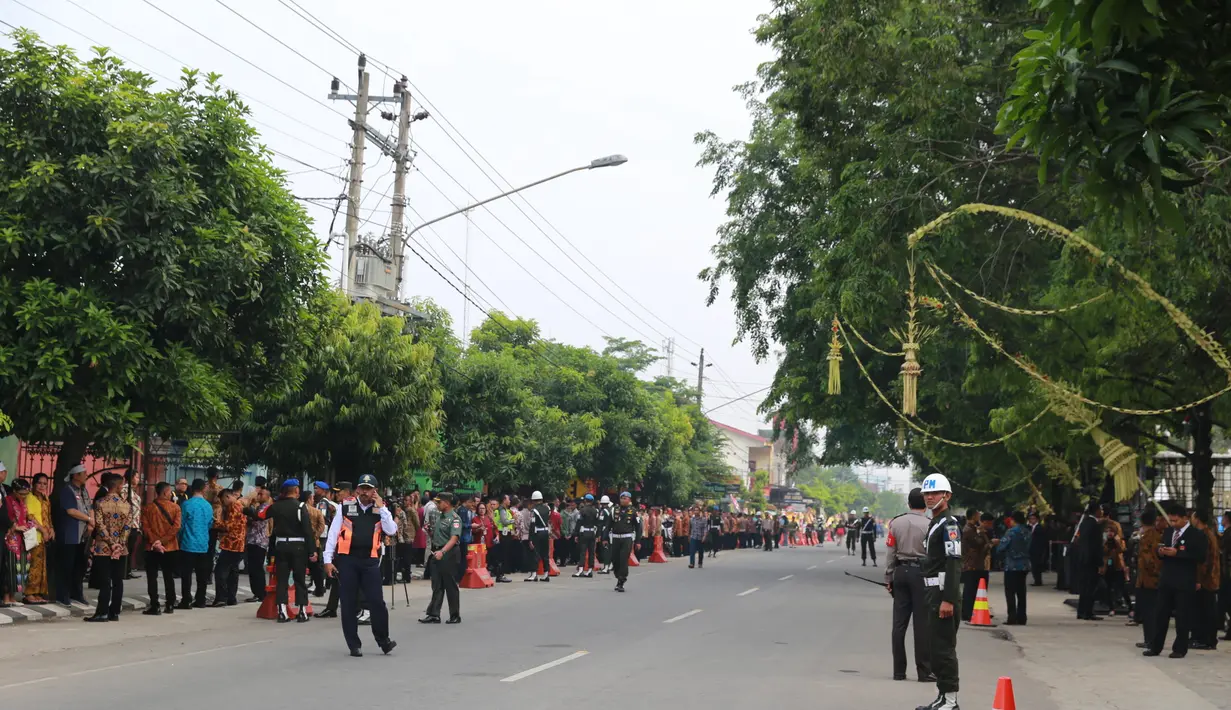 Rona bahagia tak hanya dirasakan oleh keluarga Presiden Joko Widodo, namun juga untuk masyarakat Indonesia, terutama yang berada di kota Solo, Jawa Tengah. Mereka datang berbondong-bondong ingin menyaksikan. (Adrian Putra/Bintang.com)