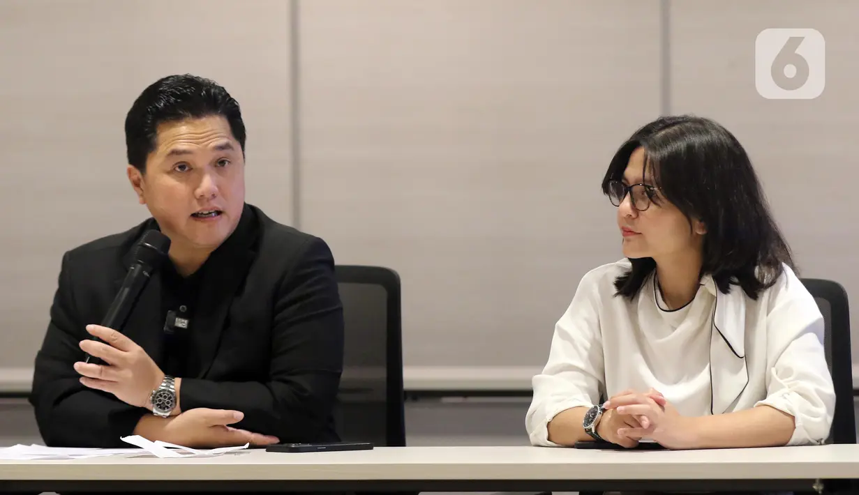 Ketua Umum PSSI, Erick Thohir (kiri) bersama Wakil Ketua Umum, Ratu Tisha menyampaikan rencana persiapan terkait penunjukan Indonesia menjadi Tuan Rumah Penyelenggaraan Piala Dunia U-17, Jakarta, Sabtu (24/6/2023). (Liputan6.com/Helmi Fithriansyah)