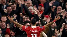 Selebrasi Mohamed Salah di depan fans Liverpool seusai membobol gawang Brighton pada lanjutan Liga Inggris 2024/2025, Sabtu (2/11/2024) malam WIB. (Darren Staples / AFP)