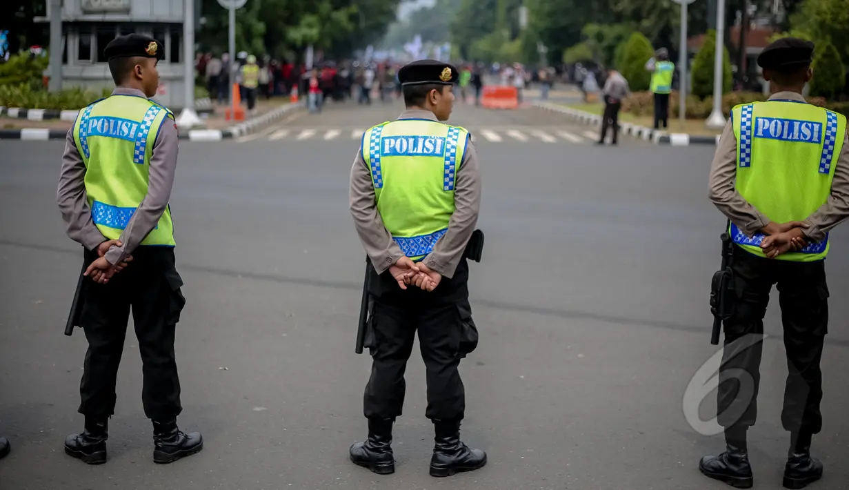 Sejumlah petugas kepolisian berjaga saat peringatan Hari Buruh (May Day) di depan Istana Merdeka, Jakarta, Jumat (1/5/2015). Penjagaan dilakukan untuk mengantisipasi aksi buruh saat perayaan hari Buruh Internasional (May Day). (Liputan6.com/Faizal Fanani)