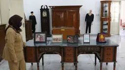 Ibu Endang dari Unit Pengelola Gedung Pertunjukan dan Seni Budaya (UP-GPSB) Dinas Pariwisata dan Budaya Pemprov DKI Jakarta menunjukkan beberapa koleksi peninggalan seniman betawi, Benyamin Suaeb di Gedung Taman Benyamin Suaeb, Jakarta, Selasa (23/6/2020). (Liputan6.com/Helmi Fithriansyah)