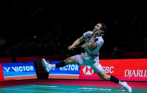 Aksi Jonatan Christie saat menghadapi Pakkapon Teeraratsakul dalam laga semifinal Indonesia Open 2026 yang berlangsung di Istora Gelora Bung Karno, Jakarta, Sabtu (6/6/2026). (Bola.com/Bagaskara Lazuardi)