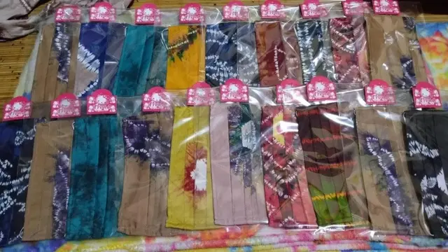 Berbagai masker dari kain sasirangan, khas Kalimantan Selatan yang diproduksi di Desa Tanah Habang Kanan. Foto: Rahmadania.(dokumentasi Badan Restorasi Gambut)